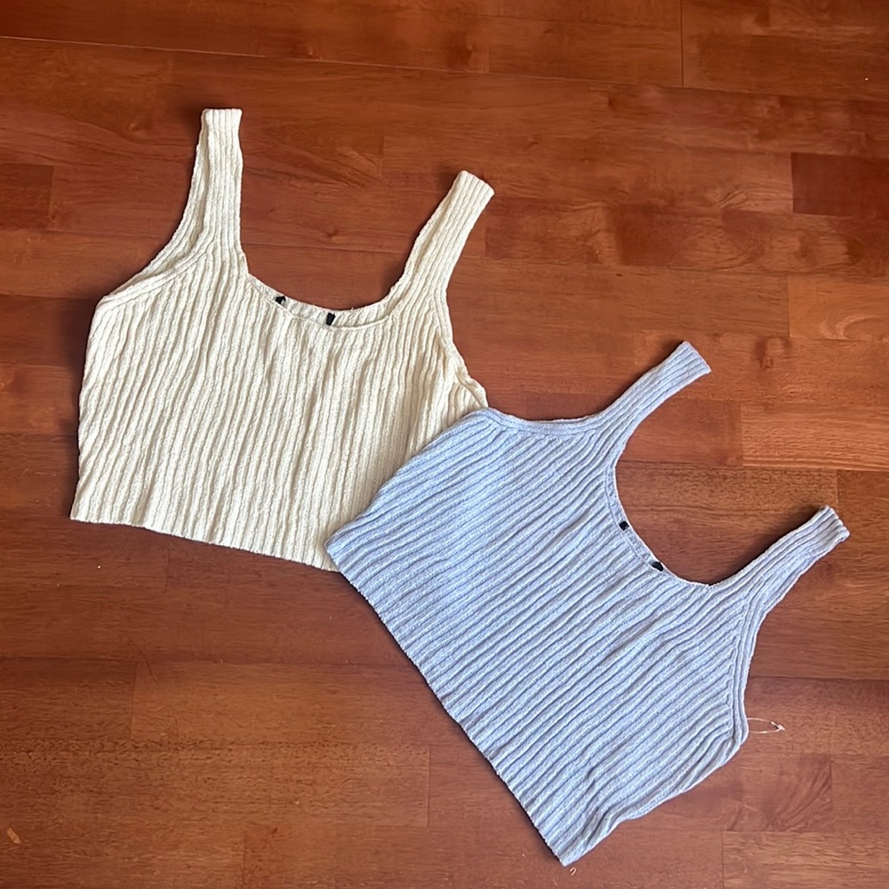2 Cropped Tops